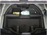 【トランク】フロア下には収納スペースとパンク修理キットがあります。