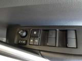 パワーウィンドウスイッチで運転席から全席の窓の開閉ができます。