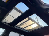 【パノラマルーフ】大型のガラスルーフ搭載で車内の解放感が一気にアップ!開放的なドライブをお楽しみいただけます。