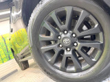 【純正アルミホイール】外観にマッチした純正アルミホイールを装着しております。各種社外アルミホイールや、スタッドレスタイヤも取扱いしております。是非ご相談ください♪