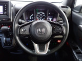ハンドル左側にはオーディオ操作が出来るオーディオリモートコントロールスイッチ、右側にはHonda SENSINGとオートクルーズコントロールのスイッチを装備!