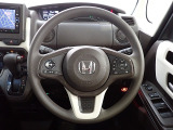 ハンドル左側にはオーディオ操作が出来るオーディオリモートコントロールスイッチ、右側にはHonda SENSINGとオートクルーズコントロールのスイッチを装備!