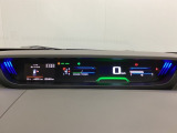 中央にデジタル表示のスピードメーターを配したハイブリット専用メーターになっています。左側のインフォメーション画面で燃費などの情報を確認できます。