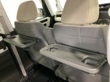 運転席・助手席の背もたれには、2列目シート用にカップホルダー付きの「格納式のシートバックテーブル」を装備しています。休憩時のちょっとした時間などカップを置いたり、小物置きに使えて便利です。