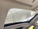 【サンルーフ】ボタンひとつで開閉可能!開放感たっぷりのサンルーフが装着されています!車内に明かりを取り入れたり景色を楽しむ以外にも、よどみがちな車内の空気も簡単に換気できて快適です!