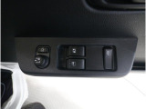 ■運転席ドアの操作しやすい位置にミラー操縦スイッチがついておりますので、ストレスなく自分のフィットする位置にセッティング頂けます。