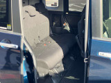 コンパクトな車ですが、後席も充分なスペースを確保しています。足元空間も広くリラックスしてドライブが楽しめます。
