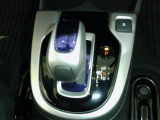 扱いやすい位置に配置されたフロアオートマチックです。CVT採用で、滑らかでスムーズな走りが楽しめます。