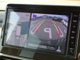 【アラウンドビューモニター&バックモニター】クルマを真上から見下ろしているかのような映像が表示され、周囲の状況がひと目で把握できるので、安心してスマートに駐車できます。駐車が苦手な方にオススメです!