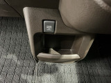 運転席、助手席間には小物入れがあります。