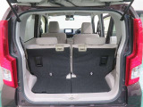 後席シートを倒すことで、より広くラゲッジスペースをお使いいただけます♪