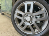 【純正15インチアルミホイール】外観にマッチした純正アルミホイールを装着しております。各種社外アルミホイールや、スタッドレスタイヤも取扱いしております。是非ご相談くださ