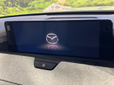 【12.3インチマツダコネクト】車内の雰囲気にマッチした大型ディスプレイ。スマホ接続でのナビ使用やBluetooth再生等、様々な機能が楽しめます。直感的なダイヤル操作が可能で、使い勝手も良好です。