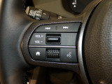 【ステアリングリモコン】ステアリングにオーディオ調節可能なスイッチが装備されていますので運転中でも視線をそらさずにオーディオの調節が可能です!