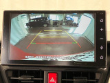 【バックカメラ】 駐車時に車両後方の様子を見ることができるので、運転の不安を軽くします。