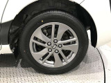 純正15インチアルミホイール装備。