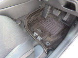 【フロントのフロアマット】前席は純正フロアマット付きです。大きな汚れもなく、使用感も少なめで綺麗な状態です。