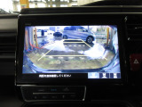 バックカメラの画像です。ガイドラインがスムースな車庫入れをサポートいたします。車庫入れの安心感がアップしますね。