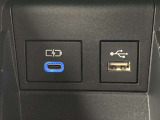 こちらのクルマはUSB接続コネクタも装備されています♪スマホの充電などにお使い下さい。ご旅行中での充電切れも、これなら心配いりませんね!