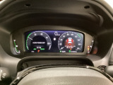 大型の液晶画面内にスピードメーターとタコメーターを表示、メーター内に燃費やオドメーターなどの表示の他に、ホンダセンシング機能などの表示もできる多機能なマルチインフォメーション・ディスプレイです。