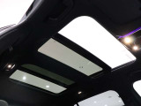 【サンルーフ】閉塞的な空間になりがちな車内の中で、開放感を与えてくれるサンルーフは大人気の装備です!