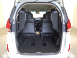 3列目シートを跳ね上げればラゲッジスペースを更に広く使えます。