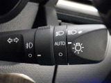 【オートライト】車外の明るさに応じて、自動的にライトの点灯・消灯をしてくれます。