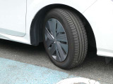 純正フルホイールカバーが足元をスポーティ&エレガントに演出致します。
