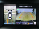 上部の8インチモニターにアラウンドビューモニター搭載。車体を4方向のカメラで「上から見下ろしたような映像」を映します。車庫入れが苦手な方も映像サポートでラクラク駐車できます。