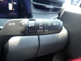 オートライト機能が装備されており暗い場所に入ると車両が検知しライトのON・OFFを自動的に切り替えてくれますので非常に便利な装備です♪