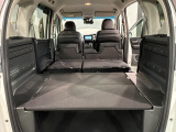 リア席を倒せば広々とした空間の出来上がり!床が低くフラットになり、天井までの高さがありますので積載が便利です。