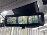 【デジタルインナーミラー】後席の大きな荷物や同乗者で後方が確認しづらい時でも安心!カメラが撮影した車両後方の映像をルームミラー内に表示。クリアな視界で状況の確認が可能です!