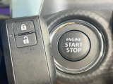 【キーレススタートシステム】カバンやポケットに入れたままでもドアの施錠・解錠が可能なスマートキーを装備。エンジンのオン・オフ時もカギを取り出す必要が無いからとっても便利です♪