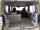 バックドアを上げた状態です。シートのアレンジ次第で荷室のスペースが広くなります!用途に合わせて快適な室内を!