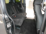 ゆとりのある広々リアシートです。アームレスト付きです。