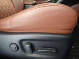 パワーシート搭載。微妙な調整が手軽にでき、ピッタリのポジションで運転することが可能です。