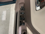 狭い駐車場で便利な電動格納ドアミラーが付いています。