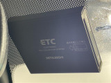 【ETC】有料道路を利用する際に料金所で停止することなく通過できる、ETC車載器(ノンストップ自動料金収受システム機器)が装備されています。セットアップを行うことで利用可能になります。