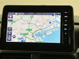 ディスプレイオーディオやカーナビは、現代のドライブにおいて欠かせない装備のひとつです。初めての場所でも迷いにくく、快適なルート案内で運転をサポートします。移動中のエンターテインメント性も高まります。