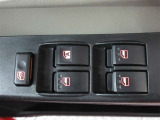運転席側のパワーウィンドウスイッチです。全ての窓の開閉操作ができます。