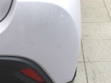 コーナーセンサーを車の前後に装備。障害物までの距離に応じて警告音を変えてお知らせ。縦列駐車時や駐車場・車庫などでの取り回しをサポートします。詳細は販売店スタッフまでおたずねください。
