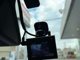 最近では付いてる車も多くなってきました。中古車ではまだまだ付いていればラッキーなドライブレコーダーです♪