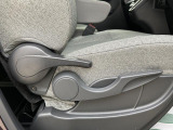 運転席のシートリフター装備しています★細かくドライビングポジションを設定できるので運転し易く、疲れにくいですね♪