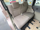 後部座席も気になるようなキズ・汚れやへたり等、大きなダメージはなく、良好な状態です。