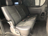 【後部座席】も当然、綺麗・清潔に仕上げております。内装の綺麗なお車は気持ちが良いですし、コンディションのいい車が多いです。これもオススメの1台です。