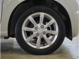 【純正アルミホイール】外観にマッチした純正アルミホイールを装着しております。ノーマルタイヤ、スタッドレスタイヤも広島マツダにお任せください。