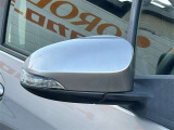 対向車や歩行者が認識しやすいサイドターンランプ付カラードドアミラー