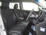 運転席のスペースはゆったりしていて、視界も広く確保されているので普段の運転からロングドライブまで快適です。