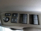 パワーウィンドウスイッチで運転席から全席の窓の開閉ができます。