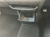 前席中央下部に小物入れがあります。